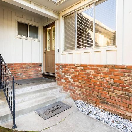 尤巴城5 Beds, 2 Full Baths, W/Gazebo, W/Fenced Backyard别墅 外观 照片