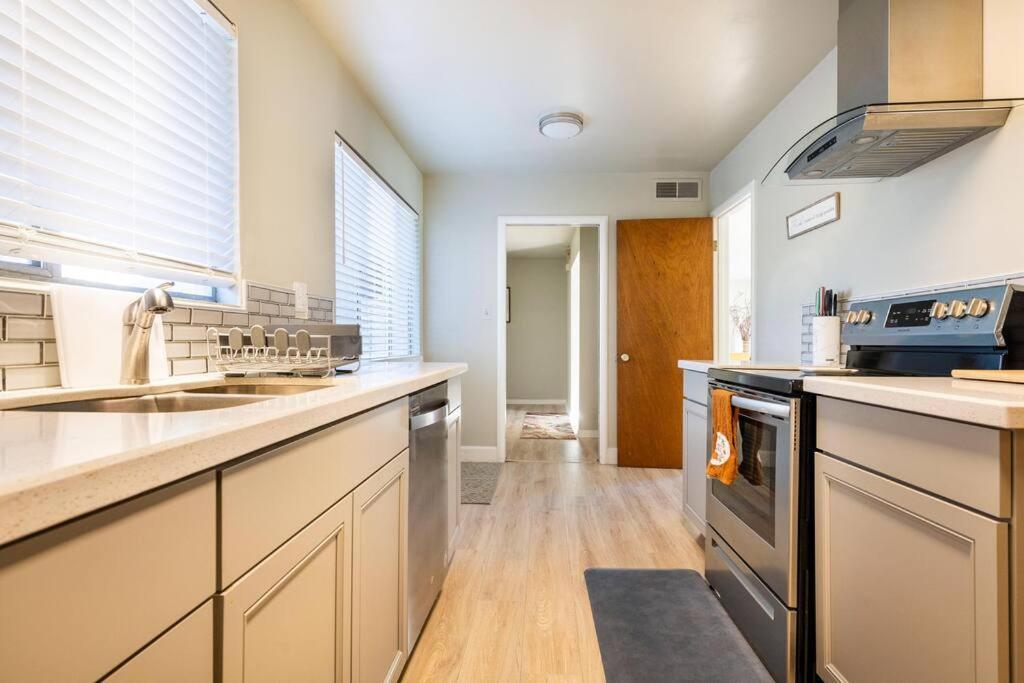 尤巴城5 Beds, 2 Full Baths, W/Gazebo, W/Fenced Backyard别墅 外观 照片