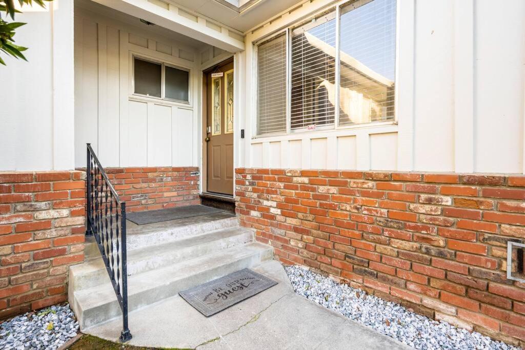 尤巴城5 Beds, 2 Full Baths, W/Gazebo, W/Fenced Backyard别墅 外观 照片