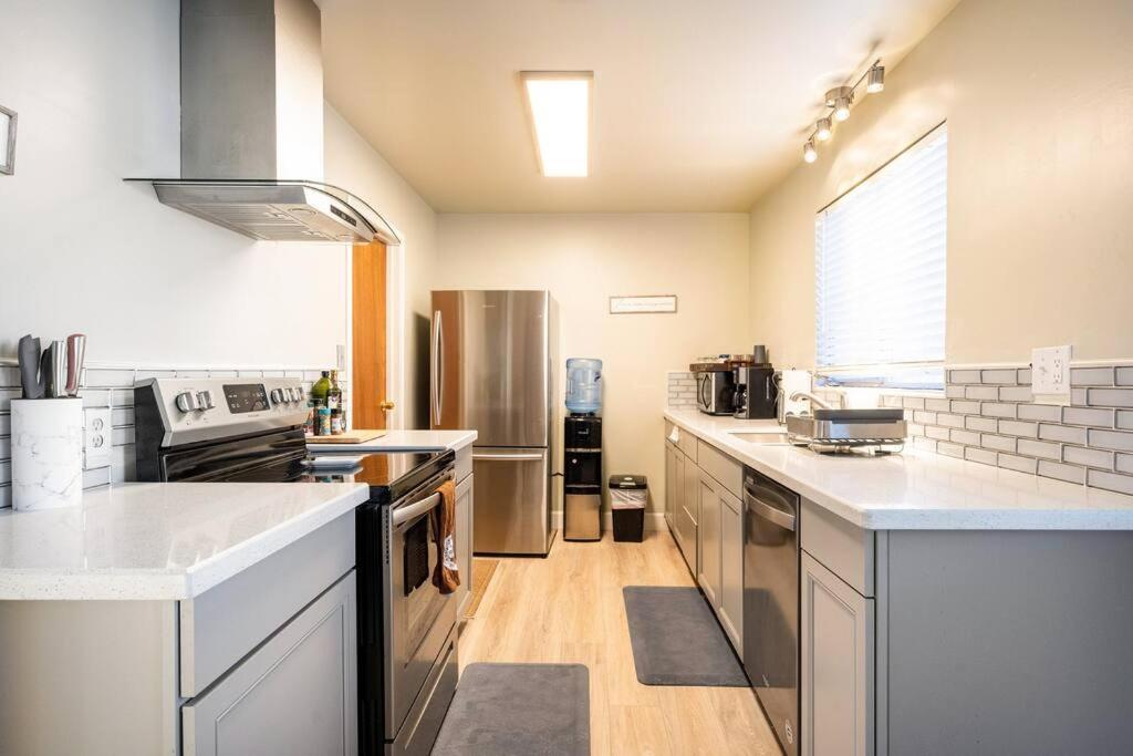 尤巴城5 Beds, 2 Full Baths, W/Gazebo, W/Fenced Backyard别墅 外观 照片