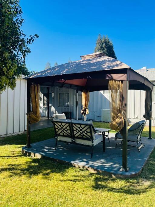 尤巴城5 Beds, 2 Full Baths, W/Gazebo, W/Fenced Backyard别墅 外观 照片