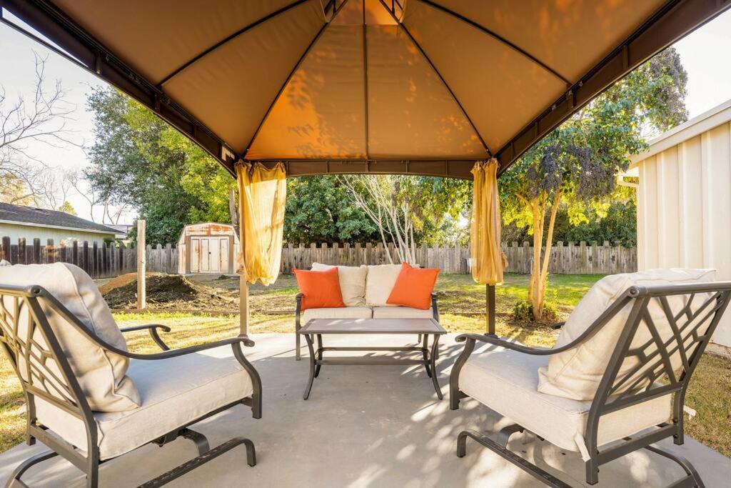 尤巴城5 Beds, 2 Full Baths, W/Gazebo, W/Fenced Backyard别墅 外观 照片