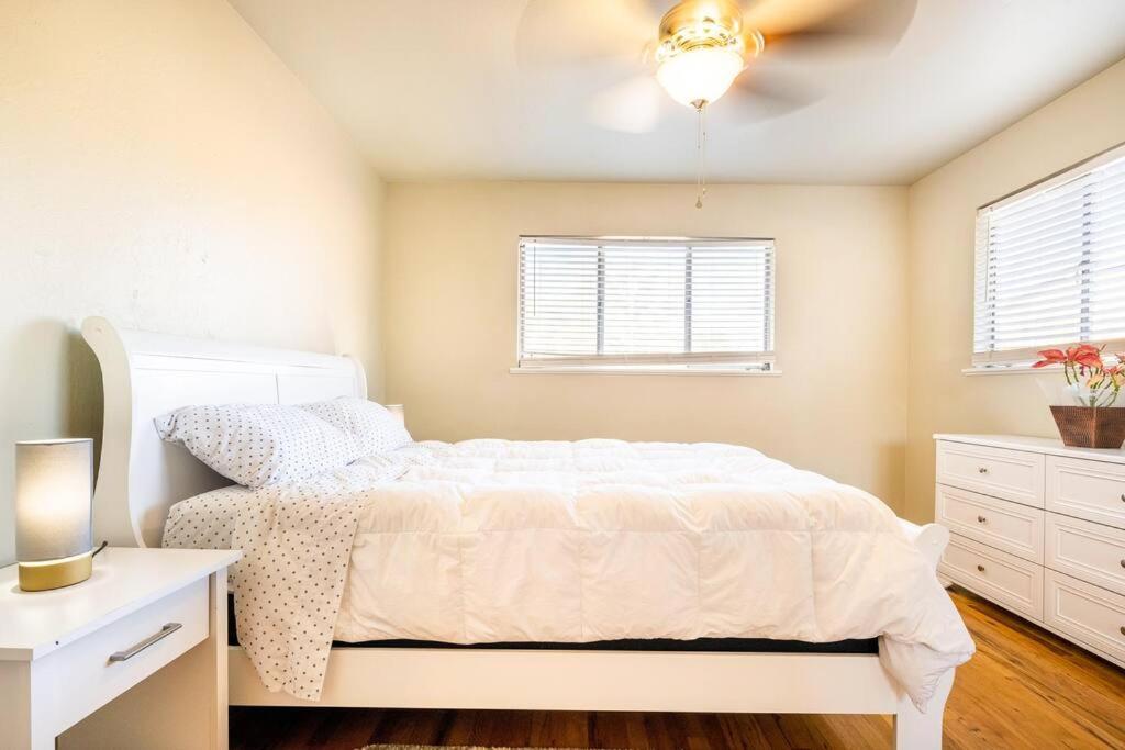 尤巴城5 Beds, 2 Full Baths, W/Gazebo, W/Fenced Backyard别墅 外观 照片